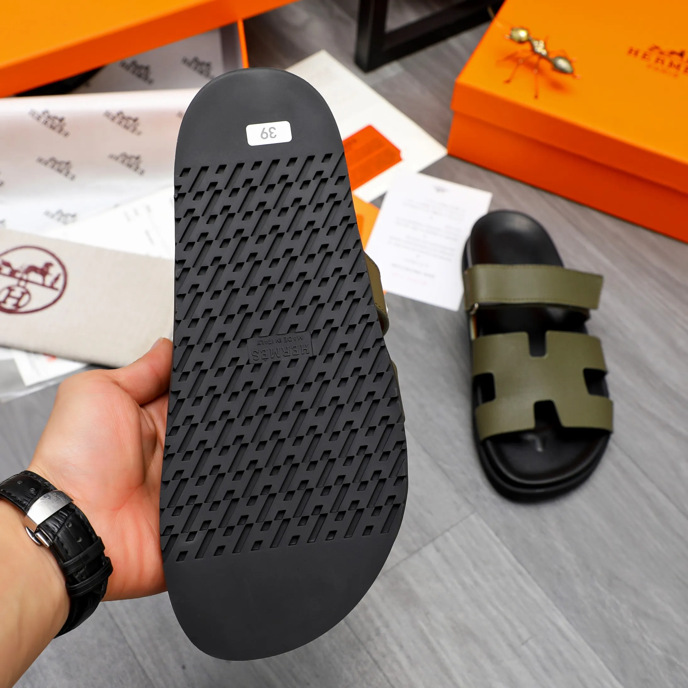 Men's shoes 💰340 Product trademark: Hermes "Hermes" Couple's slippers Regular size: 36-46 Product material: Selected vertical grain cowhide upper, microfiber lining, original outsole